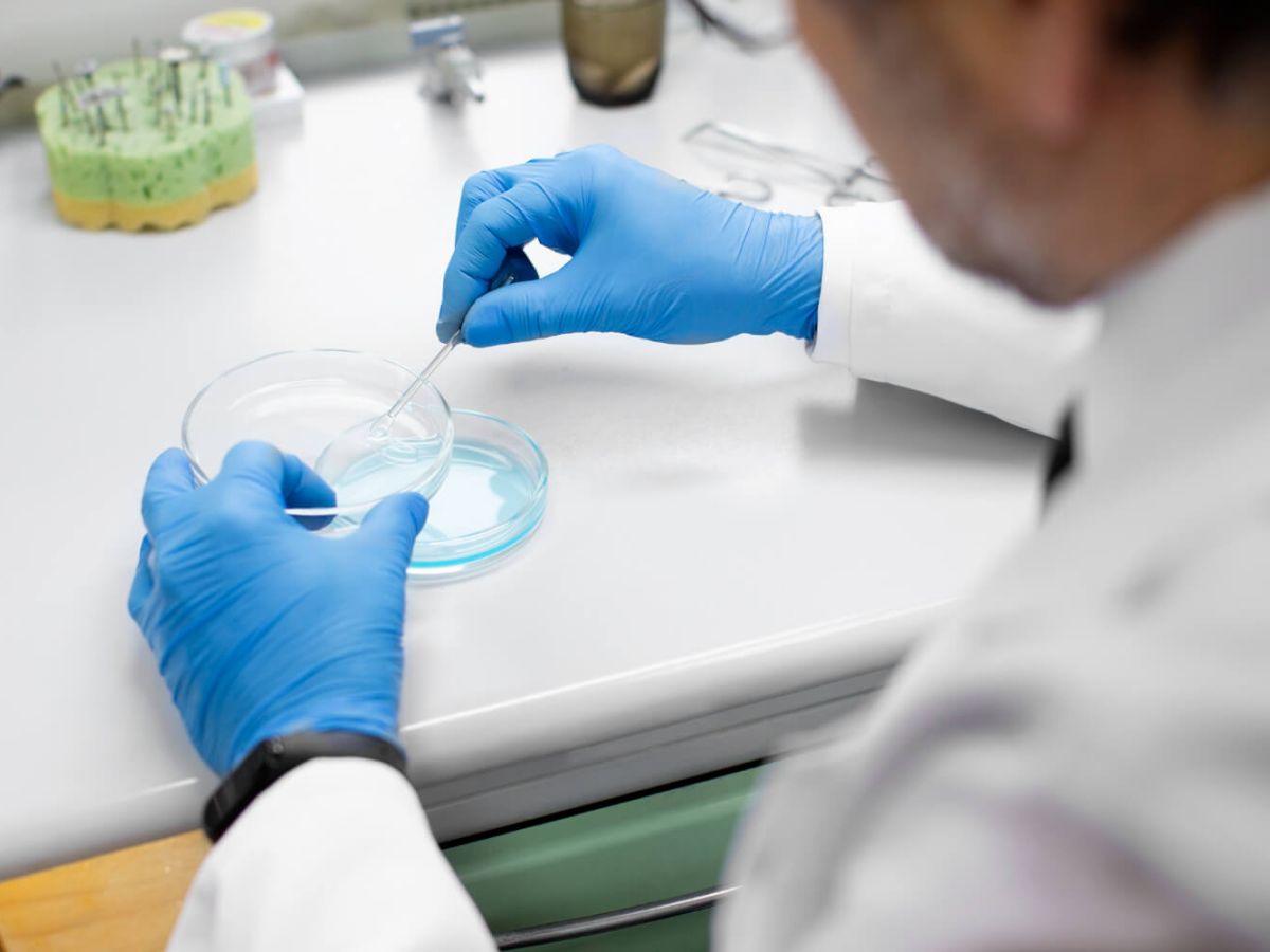 Chemical absorption analysis of airborne VOCs